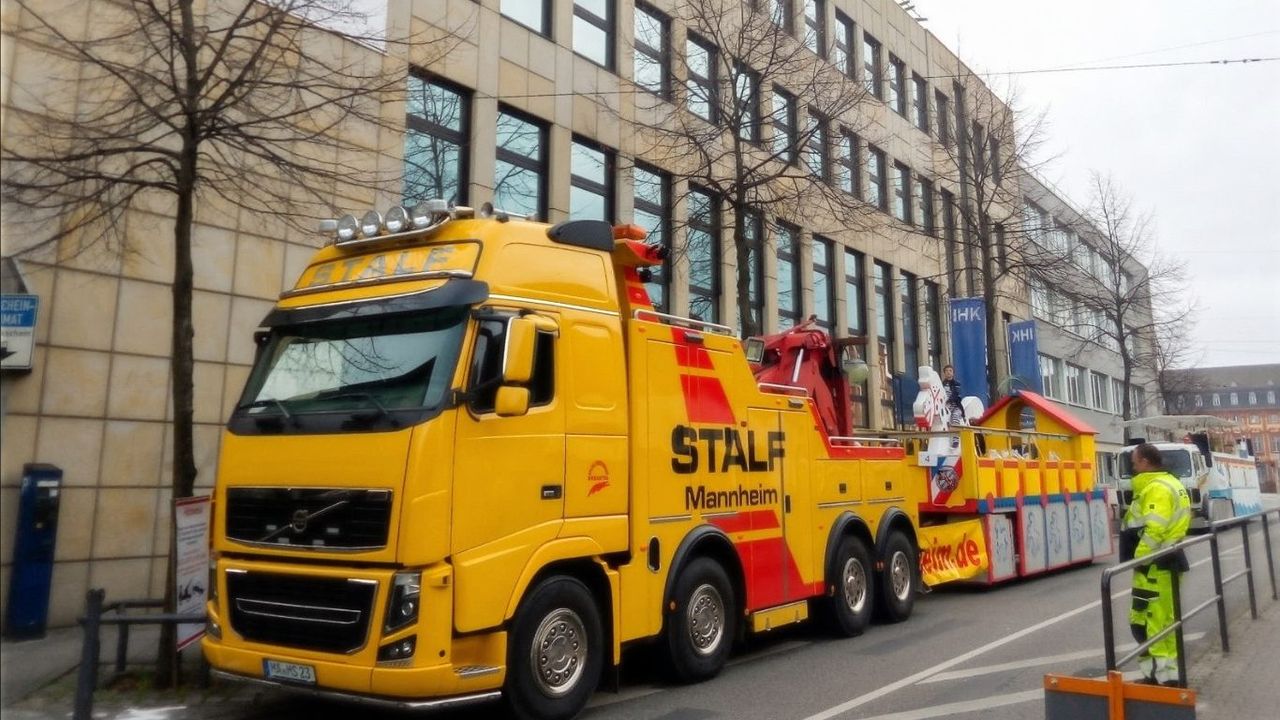 Bergefahrzeug der STALF KG schleppt einen Lkw durch die Mannheimer Innenstadt