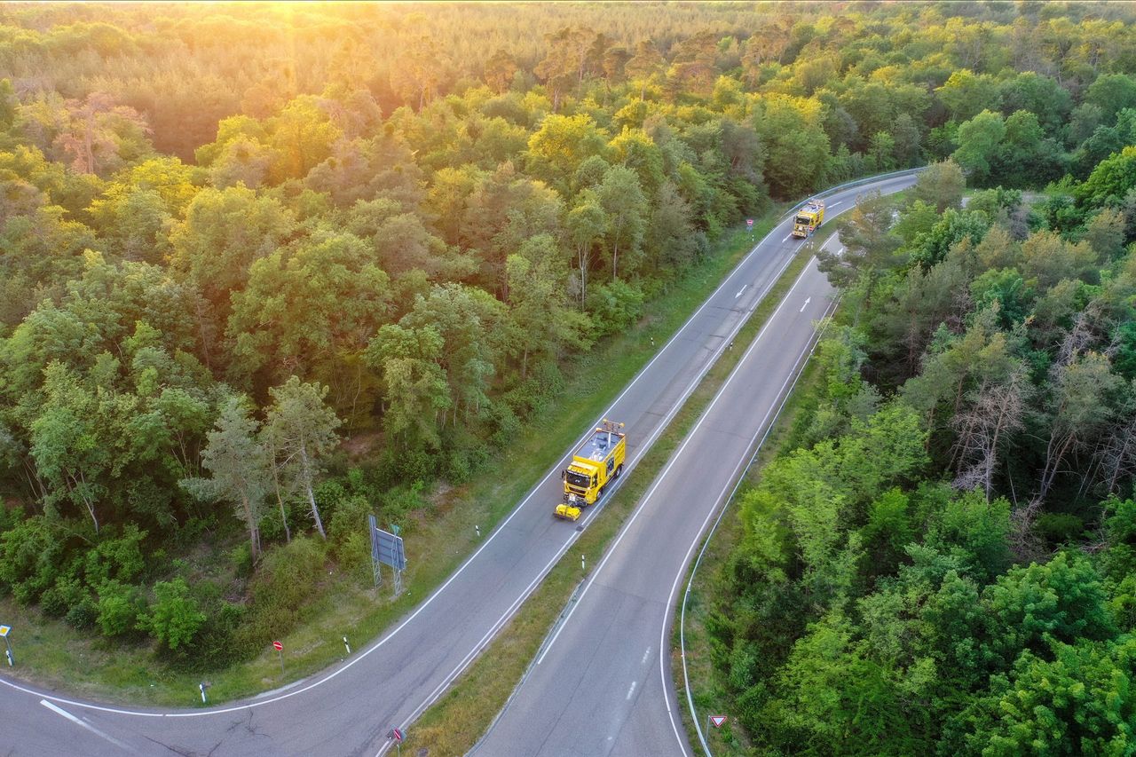 Abschleppfahrzeug der STALF KG auf einer Waldstraße bei einem Pannenhilfe-Einsatz, Luftaufnahme