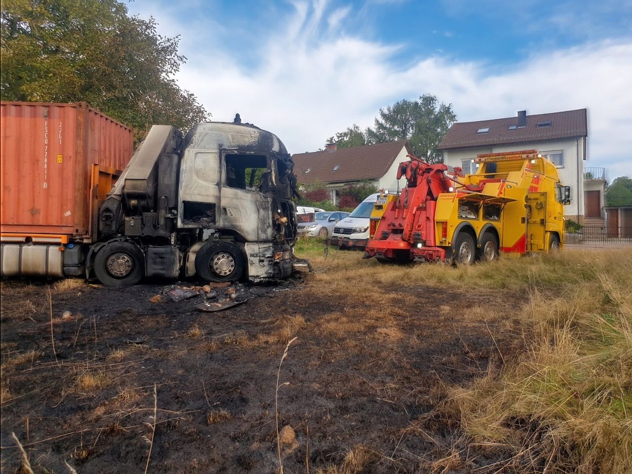 Bergung eines ausgebrannten Lkw durch die STALF KG – auch Brand- und Unfallfahrzeuge werden fachgerecht verwertet