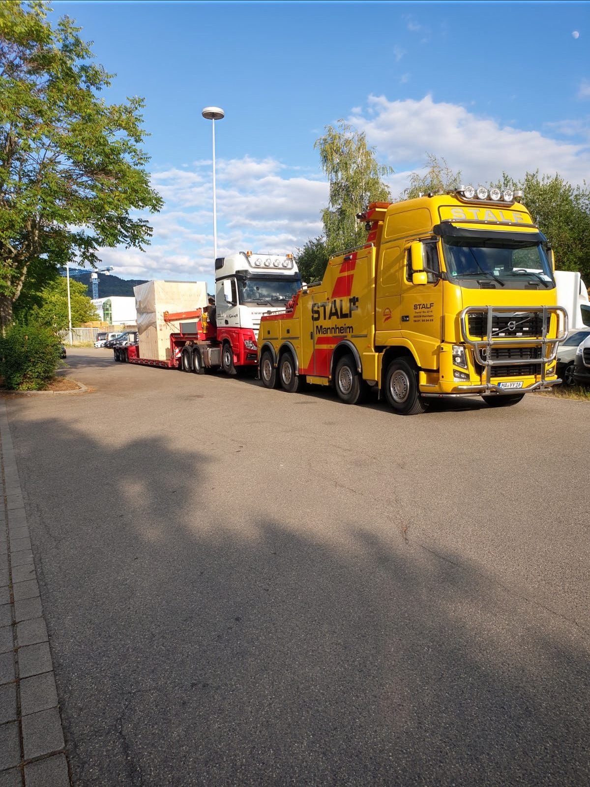 Bergefahrzeug der STALF KG überführt einen Lkw
