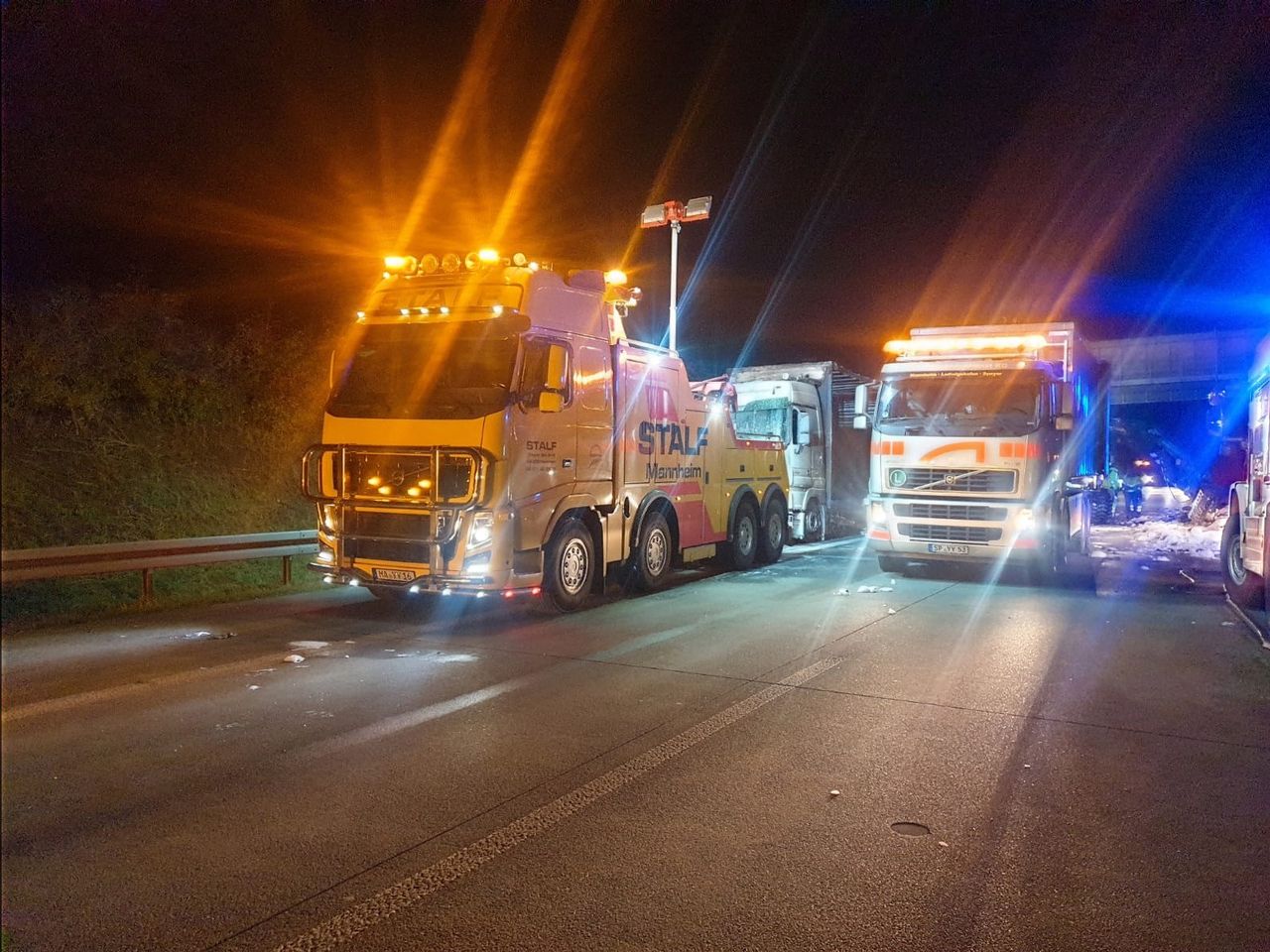 Nächtlicher Einsatz: Bergefahrzeug der STALF KG mit havariertem Lkw auf der Autobahn