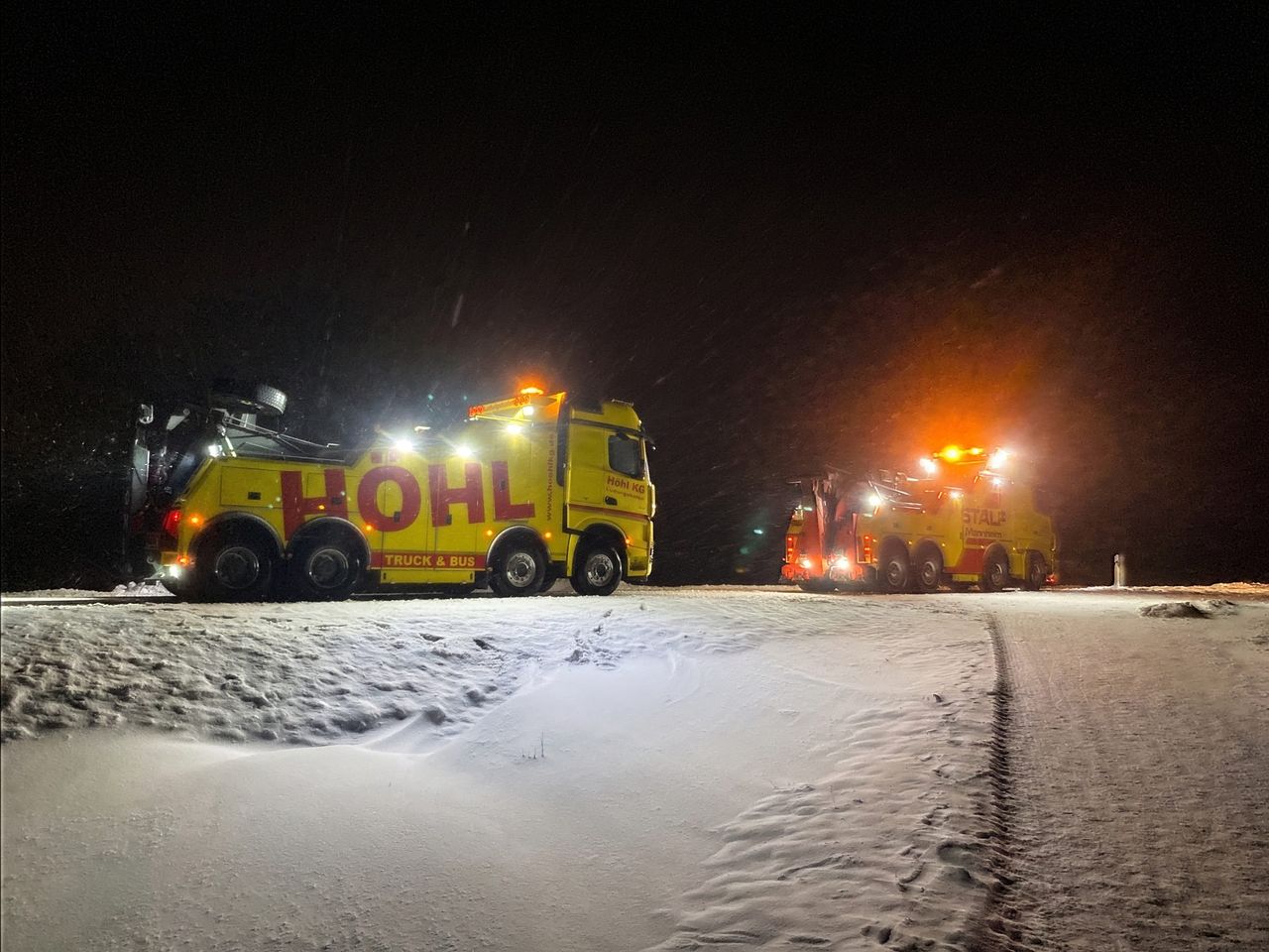 Bergefahrzeuge von STALF und Höhl KG bei einer Lkw-Bergung im Schneesturm