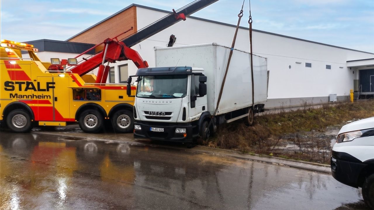 Bergefahrzeug STALF Mannheim hebt einen Koffer-Lkw mit dem Bergekran an