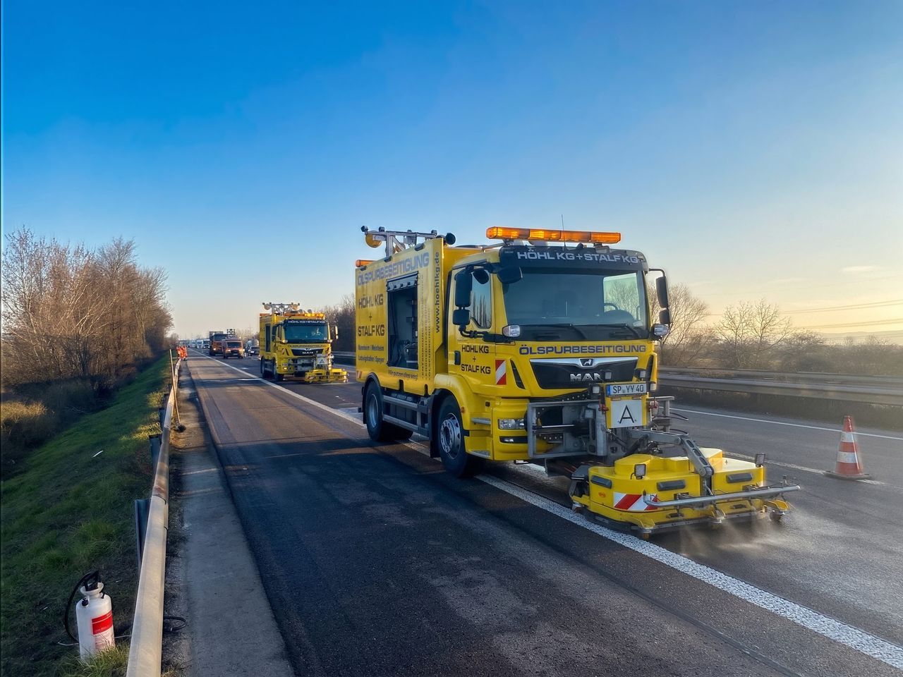 Ölspurfahrzeug von STALF und Höhl KG reinigt die Fahrbahn auf der Autobahn