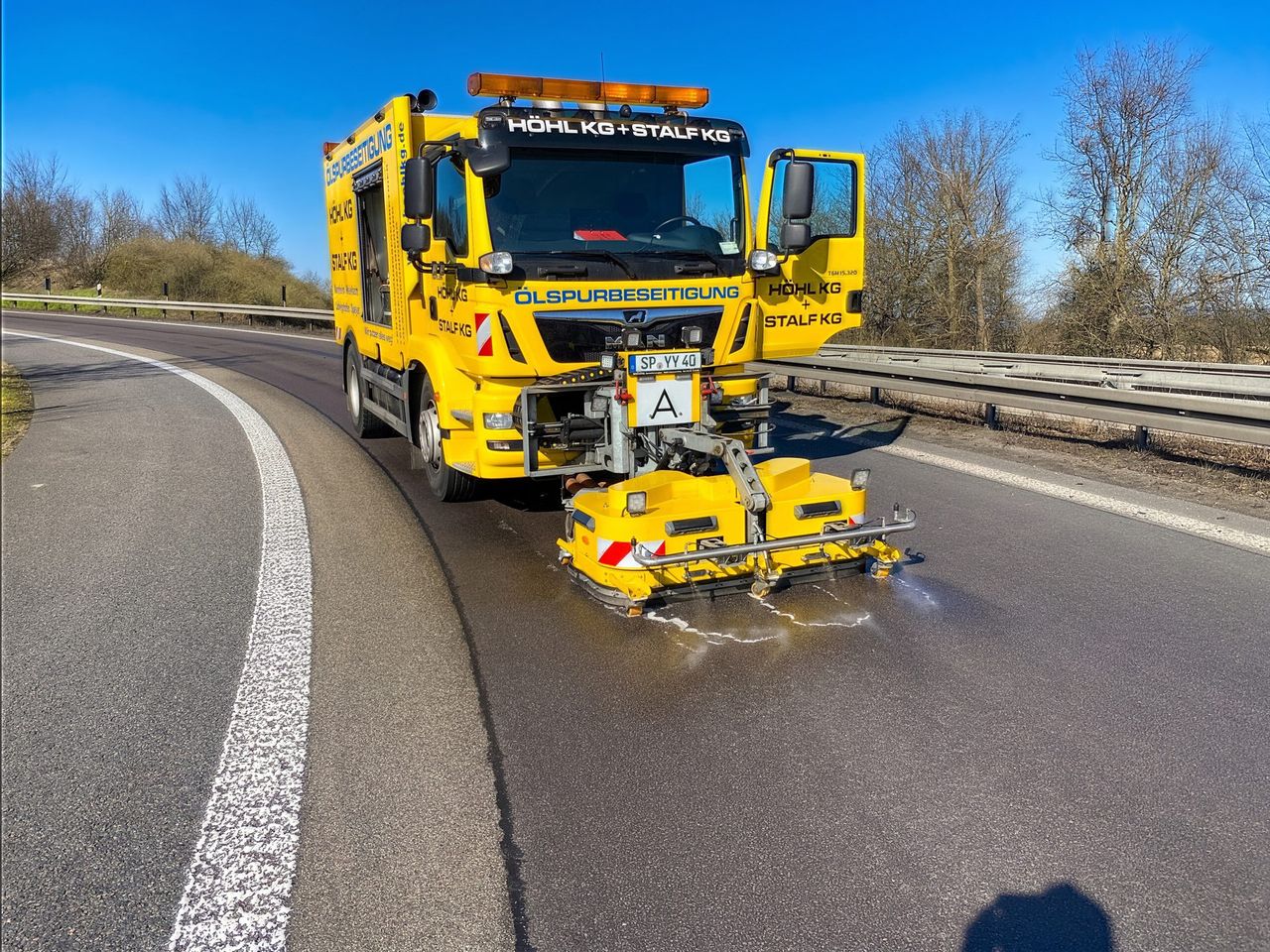 Ölspurbeseitigung in einer Autobahnkurve mit Schrubb-Saug-Fahrzeug der STALF Gruppe