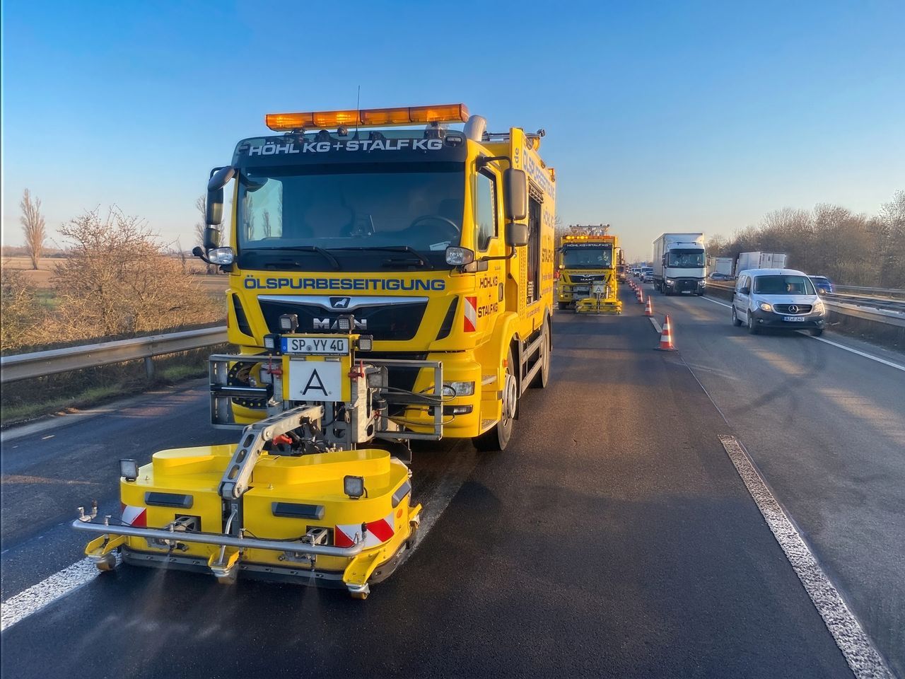 Spezialfahrzeug zur Ölspurbeseitigung mit Schrubb-Saug-Aggregat auf der Autobahn