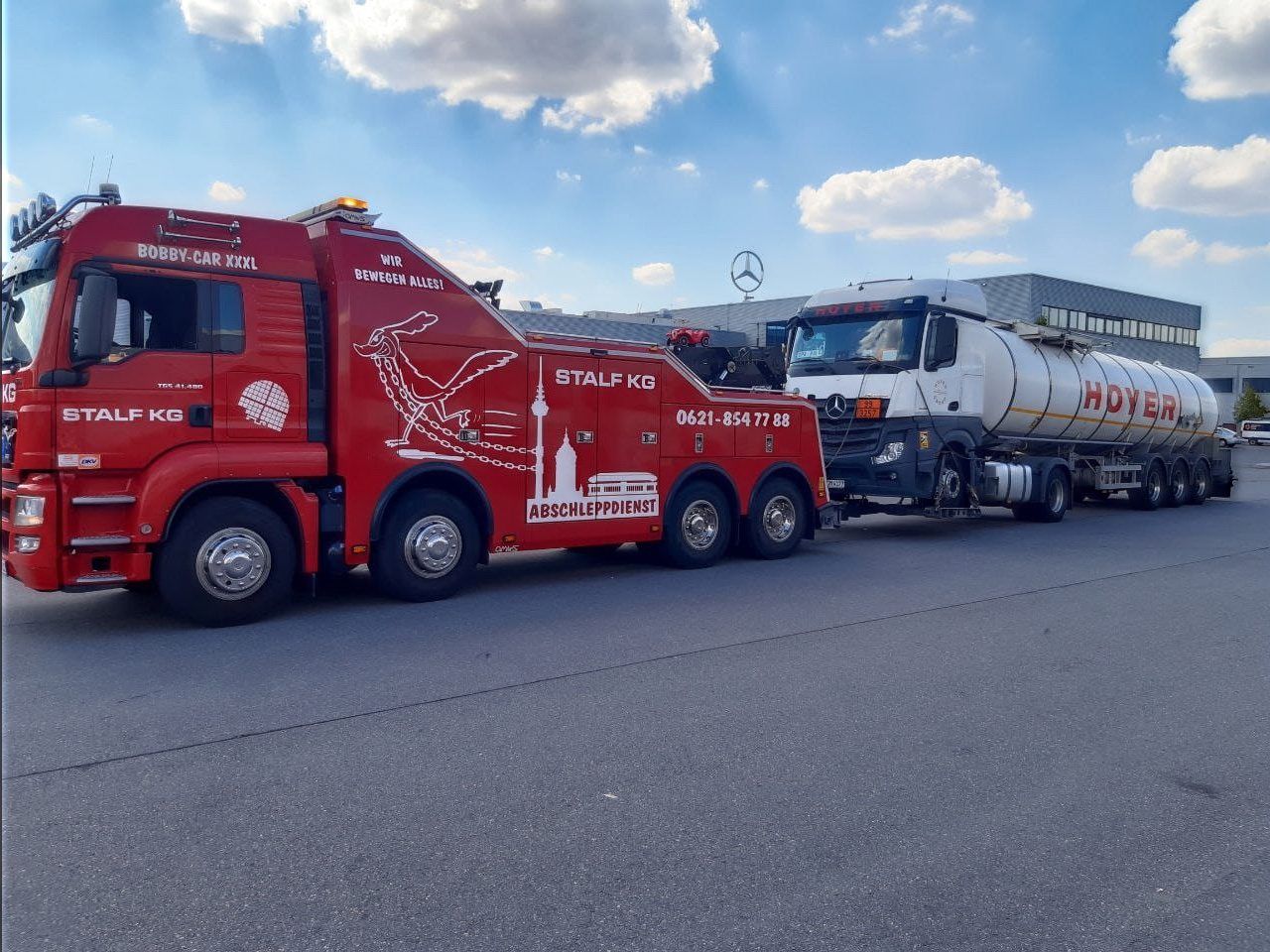 Roter Bergewagen der STALF KG schleppt einen Tanksattelzug ab